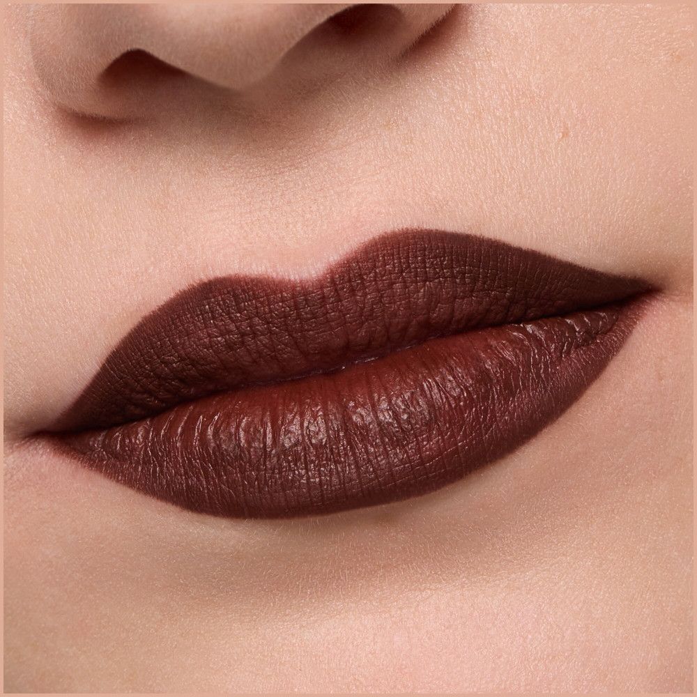 Nahaufnahme von Lippen mit braunem Lippenstift. Hautton und Lippenform sind sichtbar.