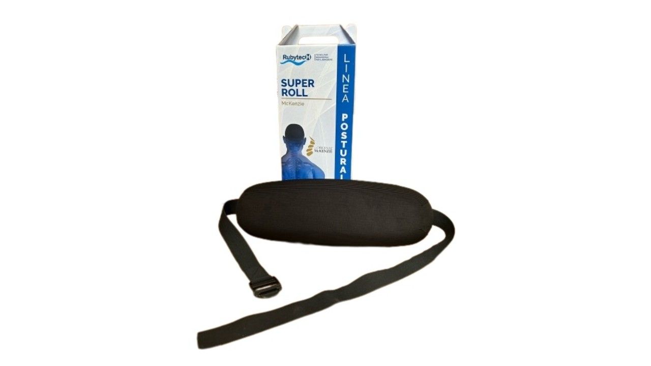 Schwarzes Lendenkissen mit Befestigungsgurten und Verpackung. Verpackung mit Produktnamen und Abbildung.