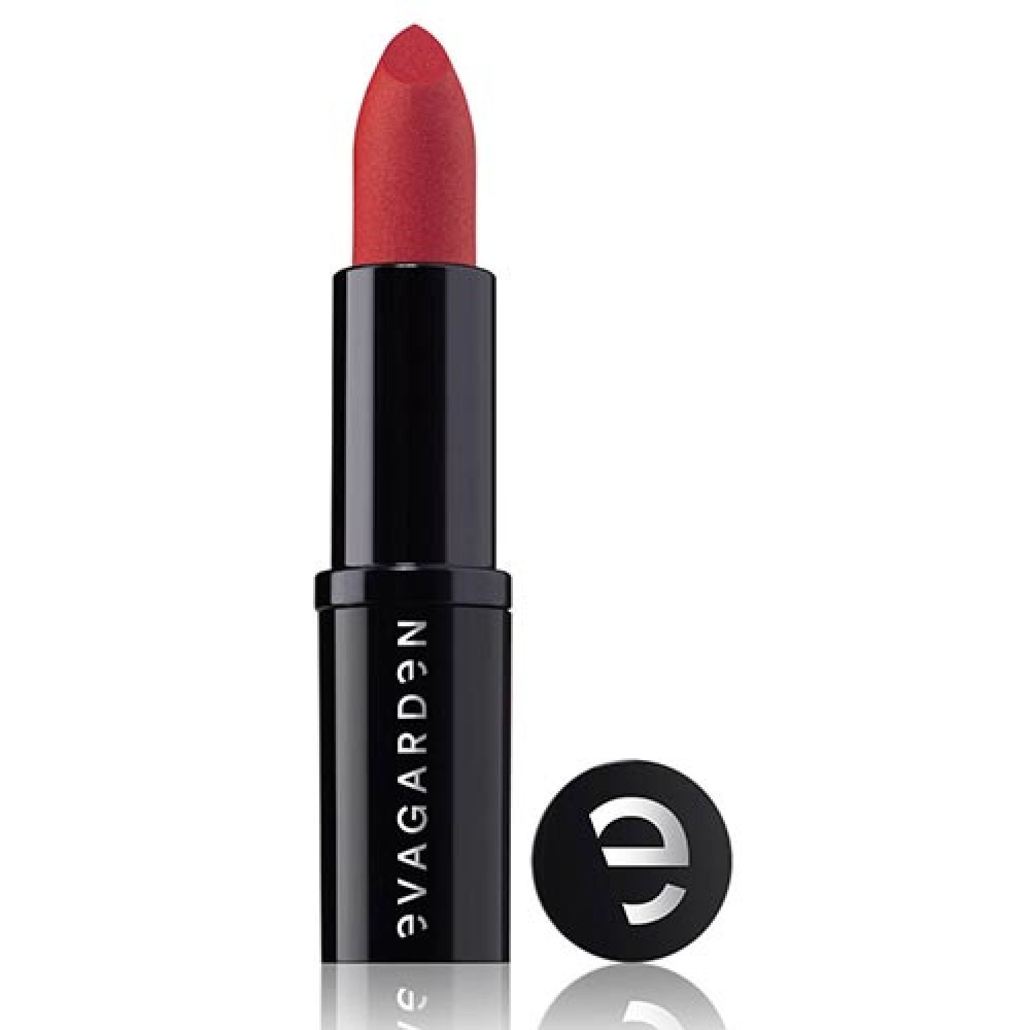 Roter Lippenstift, matte Textur, schwarze Hülse mit Schriftzug. Deckel daneben.