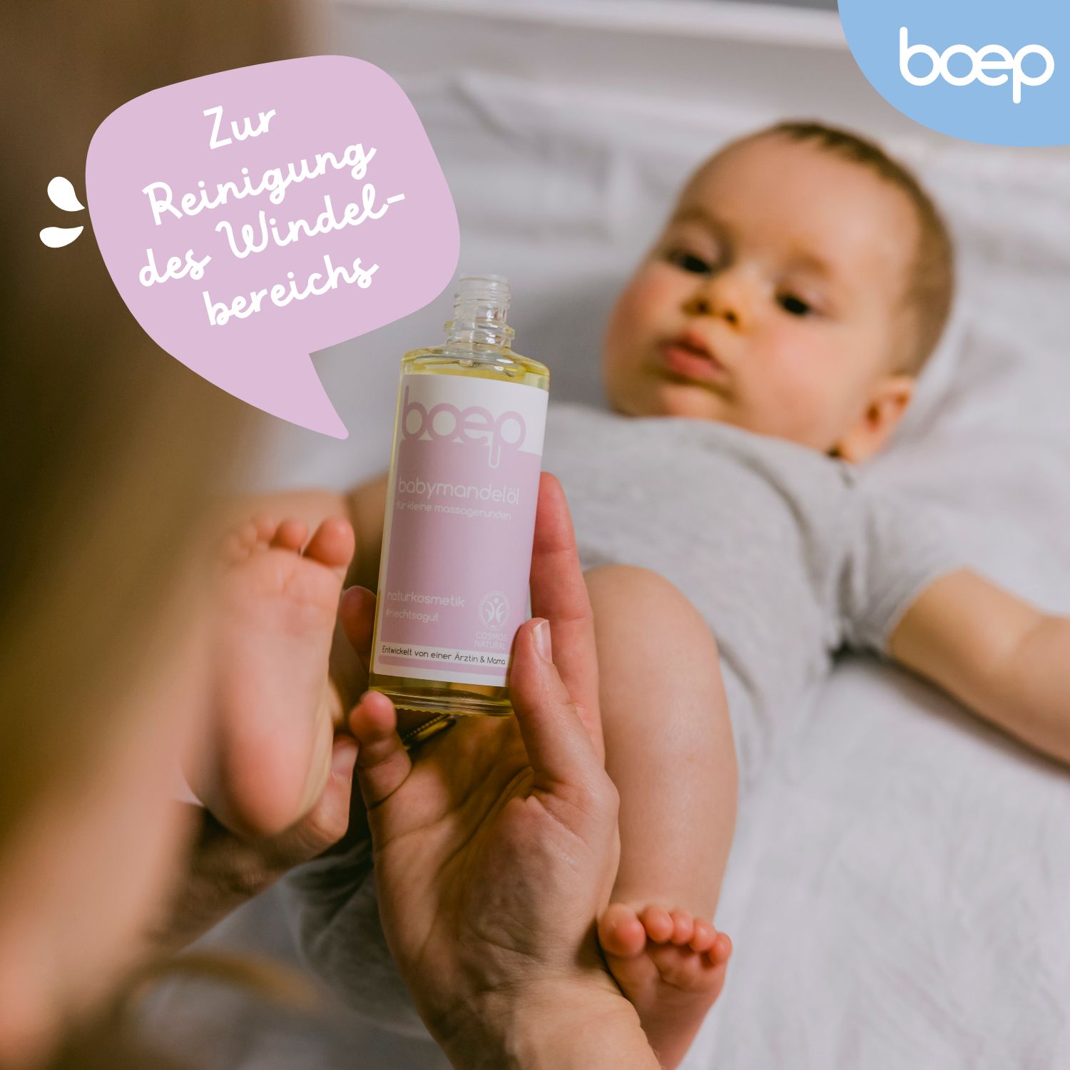 Baby liegt auf dem Rücken, Flasche Babymandelöl. Logo: boep. Text: Zur Reinigung des Windelbereichs.