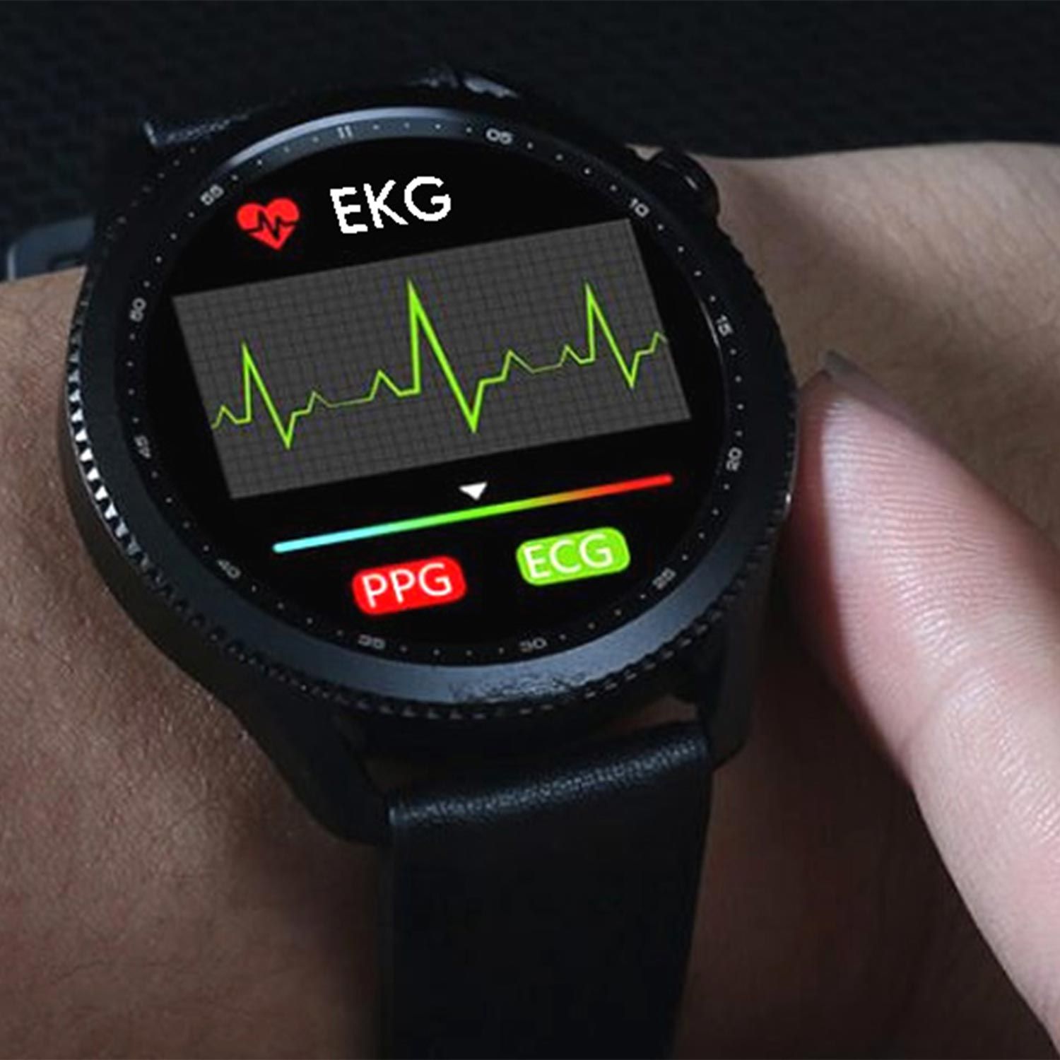 Schwarze Smartwatch am Handgelenk. EKG-Anzeige auf dem Display. Rotes Herzsymbol, grüne und rote Buttons.