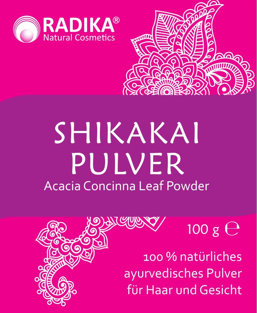 Pinkfarbenes Etikett mit weißer Schrift. Aufschrift: Shikakai Pulver, Acacia Concinna Leaf Powder. Logo: Radika Natural Cosmetics. 100 g e.