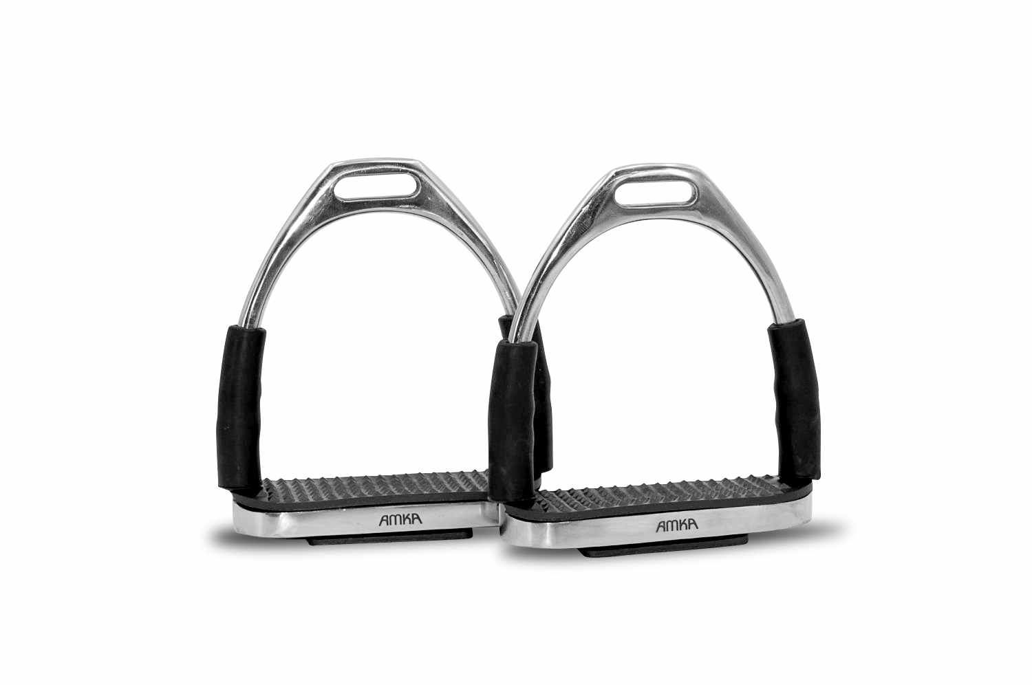Zwei silberne Steigbügel mit schwarzen Gummieinsätzen. AMKA-Logo auf der Unterseite.