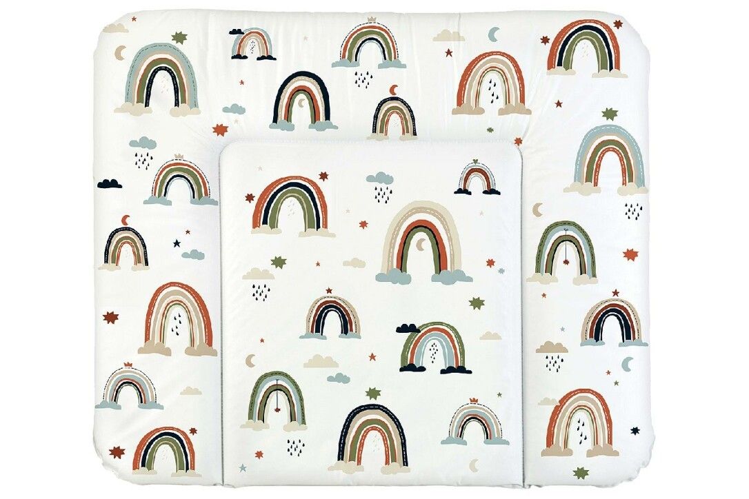 Wickelauflage mit Regenbogenmuster. Rechteckig, weiß mit bunten Regenbogen, Wolken und Sternen. Gepolstert.