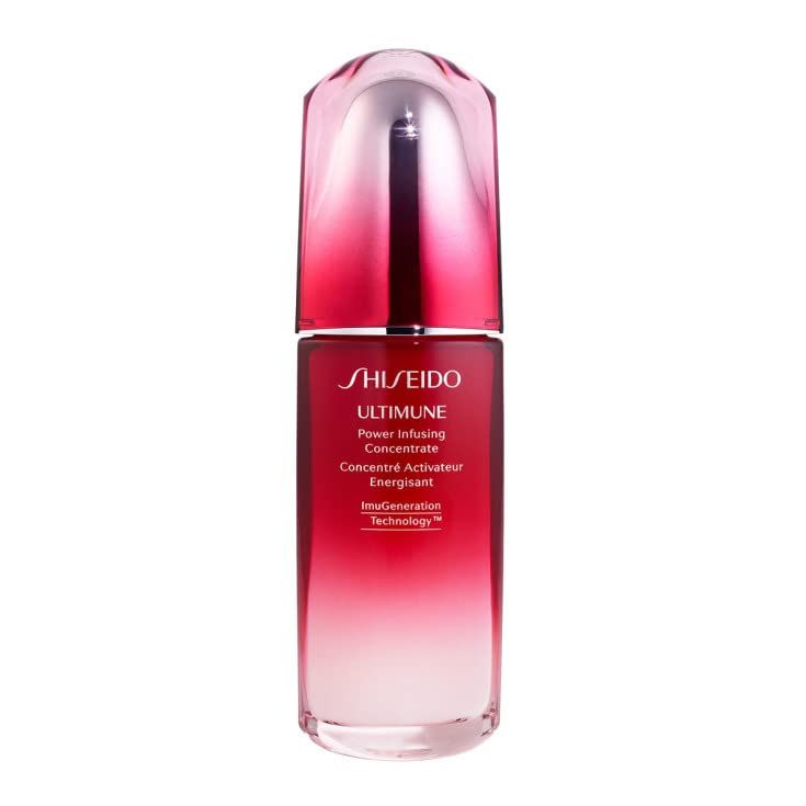 Rote, längliche Flasche mit silbernem Deckel. Aufschrift: SHISEIDO ULTIMUNE Power Infusing Concentrate. Farbverlauf von Rot nach Transparent.