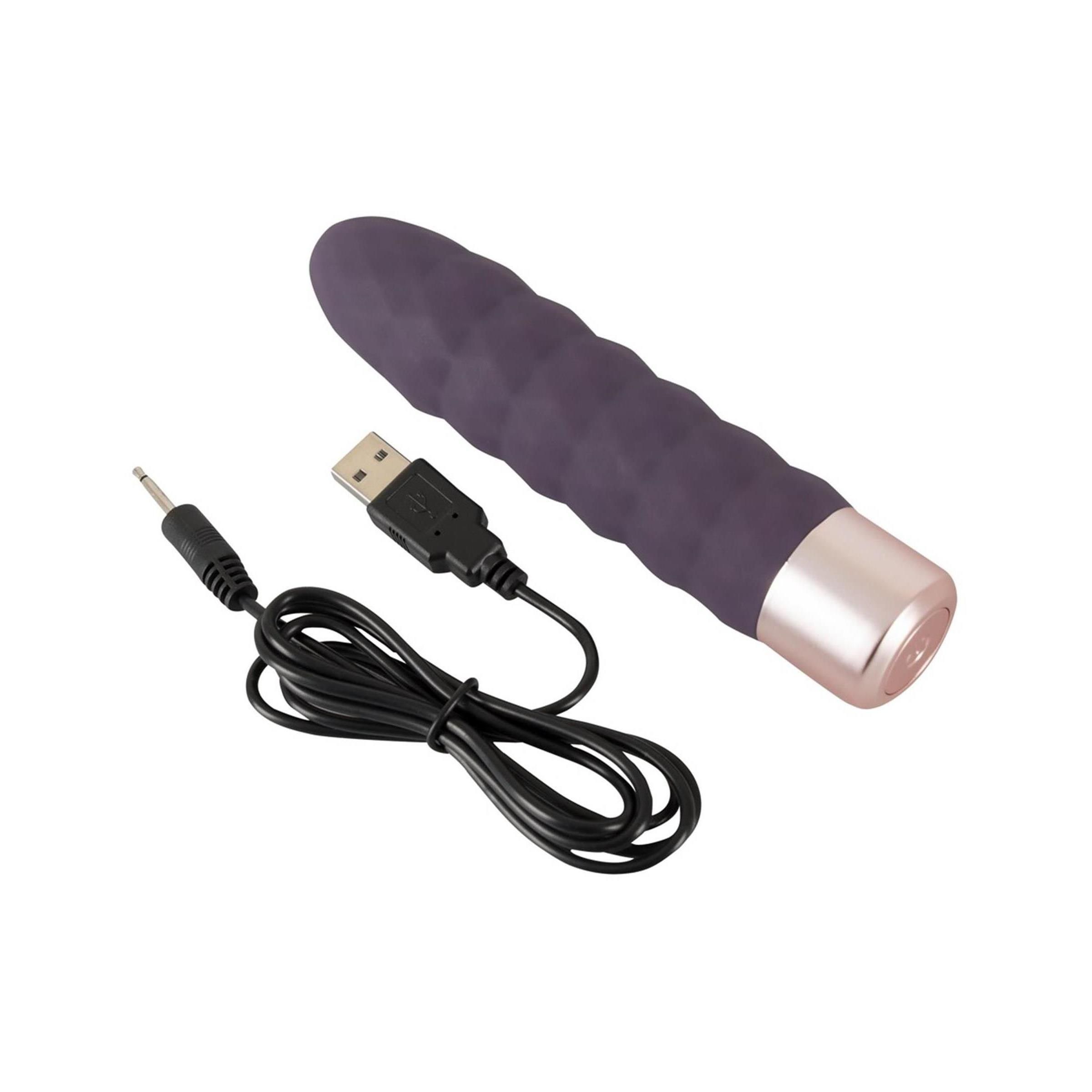 Dunkelvioletter Vibrator mit Kabel und USB-Anschluss. Goldfarbener Sockel. Geriffelte Oberfläche. Zylindrische Form.