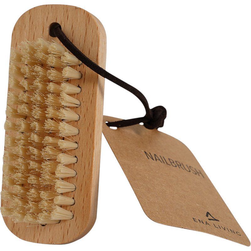 Nagelbürste aus Holz mit hellen Borsten. Mit Anhänger, Aufschrift "NAILBRUSH" und Logo "ENA LIVING".