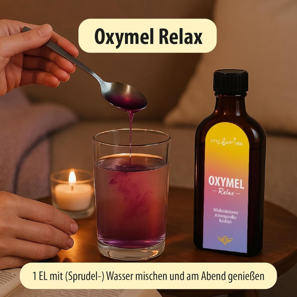 Glas mit Flüssigkeit, daneben Flasche mit Etikett. Löffel mit Flüssigkeit. Text: OXYMEL Relax. Text: 1 EL mit (Sprudel-) Wasser mischen und am Abend genießen.