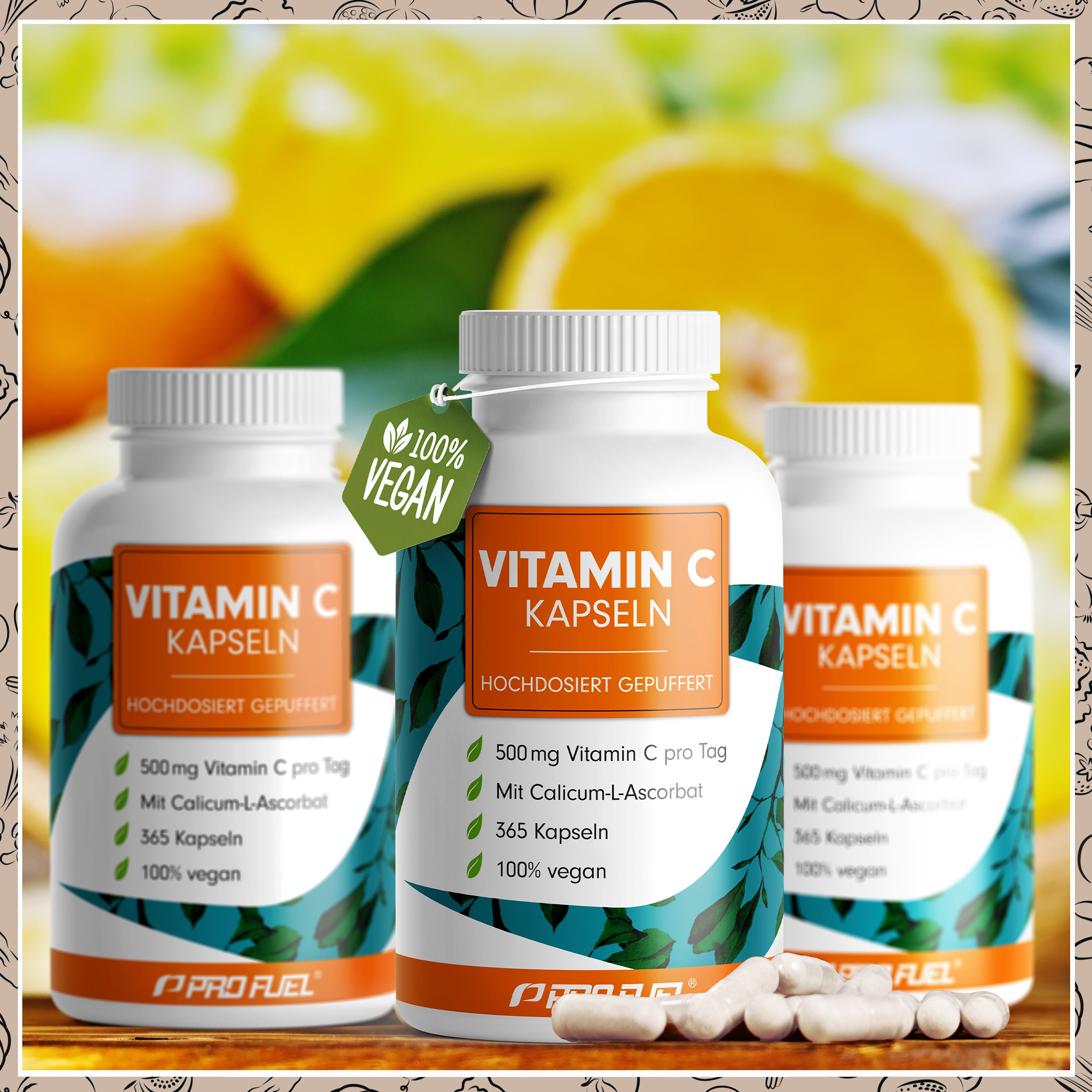 Drei Flaschen Vitamin C Kapseln. Orangefarbene Etiketten mit Text. 100% vegan. Marke: ProFuel. Kapseln liegen daneben.