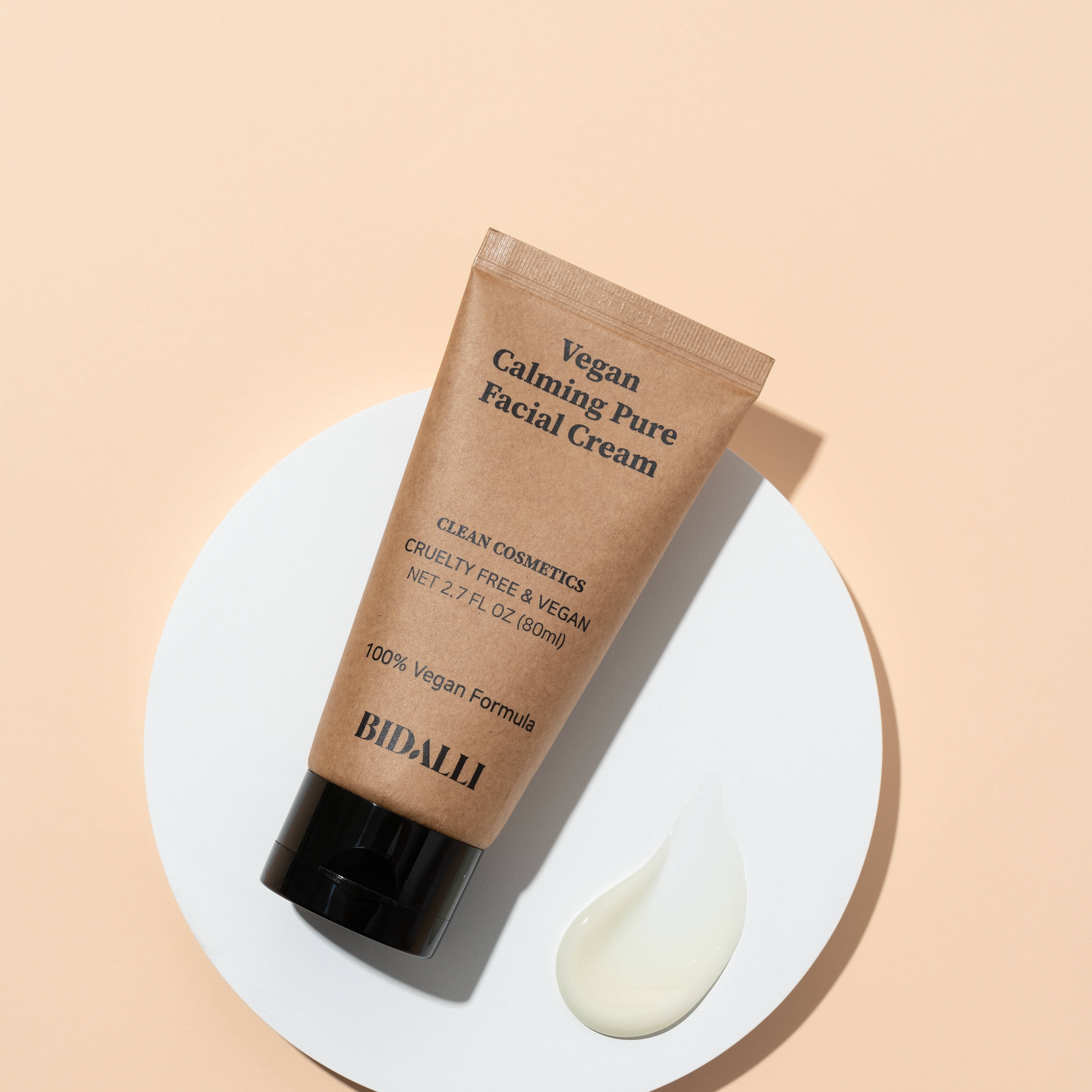 Tube und Creme auf weißem Kreis. Aufschrift: Vegan Calming Pure Facial Cream, Bidalli.