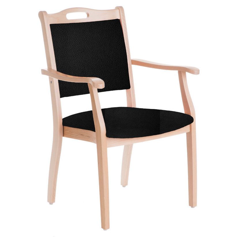 Seniorenstuhl Sabine Armlehnenstuhl. Holzrahmen, schwarze Sitz- und Rückenfläche.