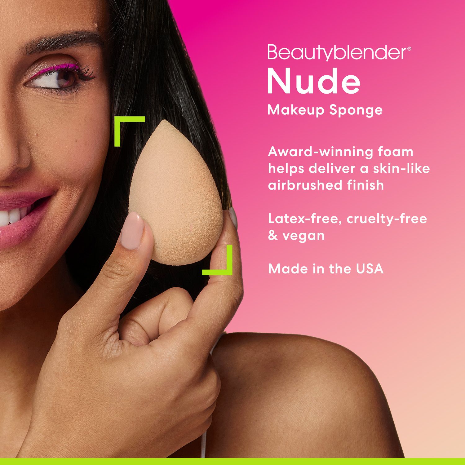 Eine Person hält einen beigefarbenen Beautyblender-Schwamm. Text: Beautyblender Nude, Makeup Sponge. Latex-, tierversuchsfrei & vegan. Hergestellt in den USA.