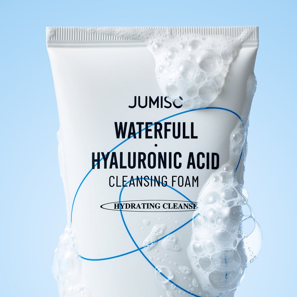 Nahaufnahme einer Tube Reinigungsschaum mit Schaum. Text: JUMISO Waterfull Hyaluronic Acid Cleansing Foam.