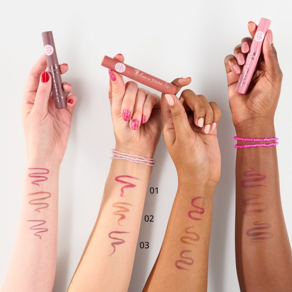 Drei Lippenkonturenstifte in verschiedenen Farben. Arme mit Lippenstiftstrichen. Aufschrift: 01, 02, 03.