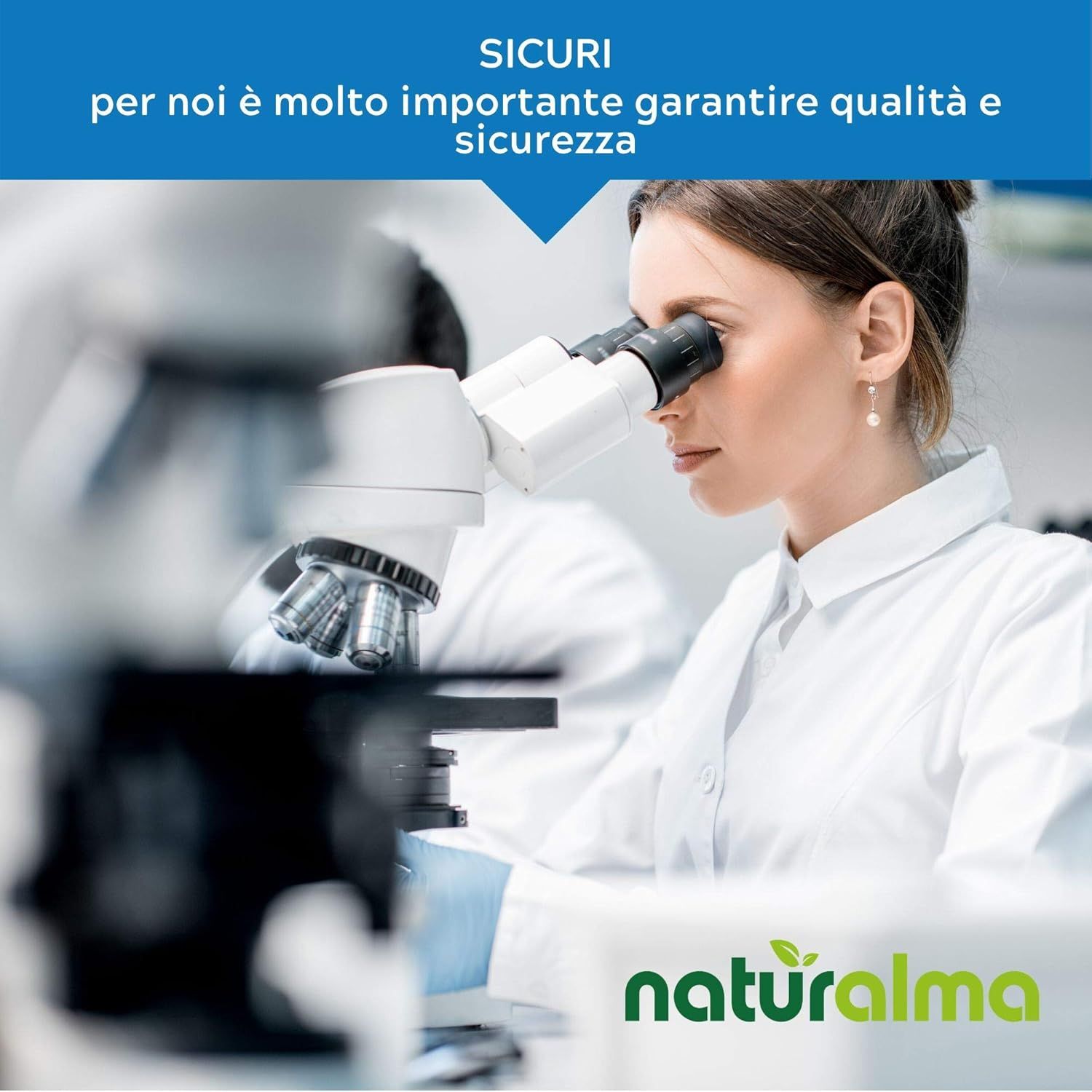 Wissenschaftlerin betrachtet durch ein Mikroskop. Text: SICURI, per noi è molto importante garantire qualità e sicurezza. Logo Naturalma.