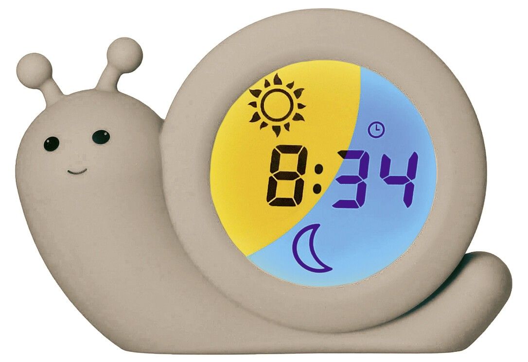 Beigefarbener Schlaftrainer in Schneckenform. Digitalanzeige mit Uhrzeit, Sonne- und Mondsymbol. Die Uhr zeigt 8:34 an.