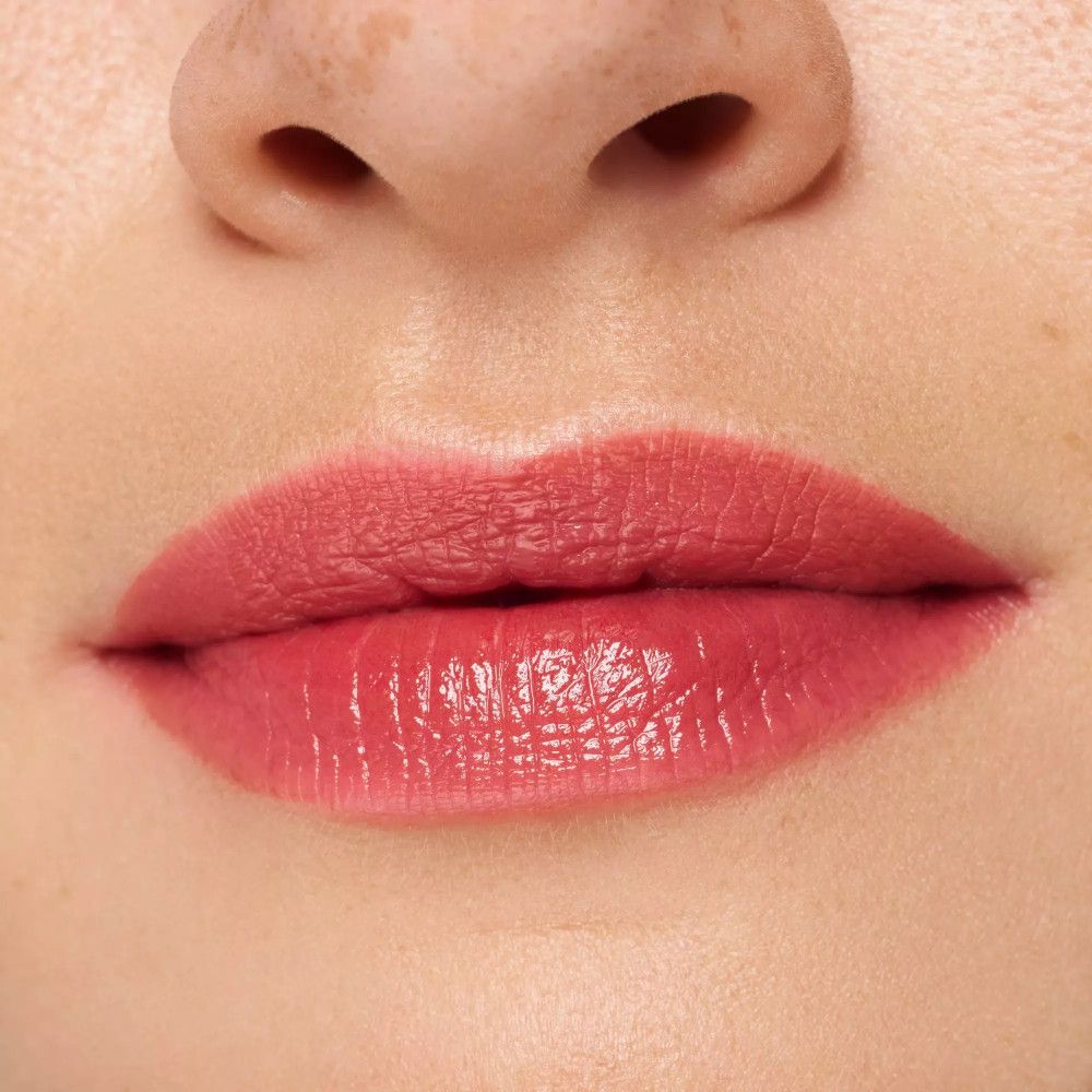 Nahaufnahme von Lippen mit rosa Lippen-Tint. Die Lippen sind glänzend.