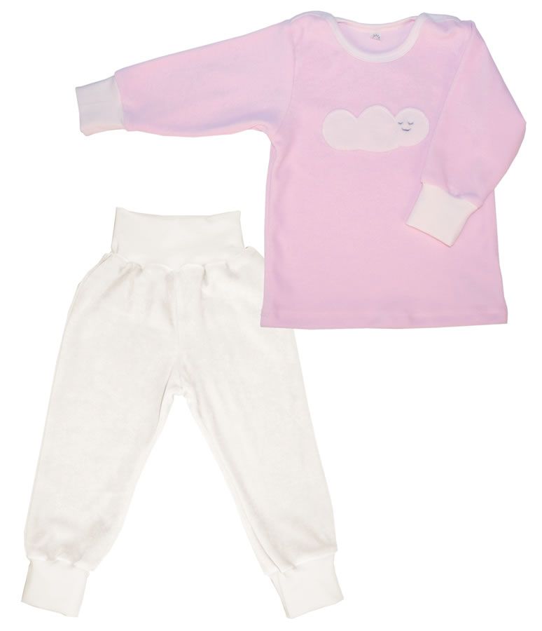 Rosa Pyjama-Set. Langärmliges Oberteil mit Wolken-Applikation, weiße Bündchen. Weiße Hose mit hohem Bund und Bündchen.