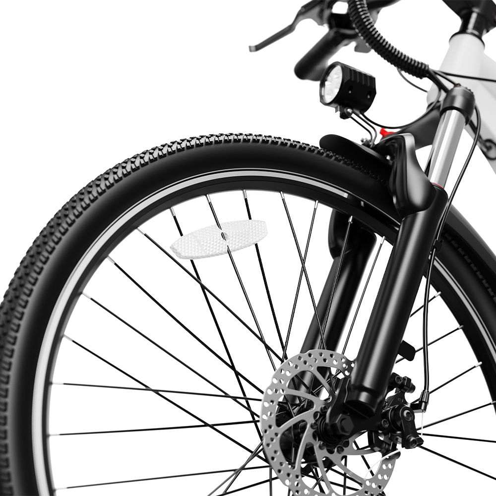 Vorderreifen eines Elektrofahrrads. Schwarzer Reifen, silberne Speichen, Bremsscheibe. Schwarze Gabel und Kotflügel.