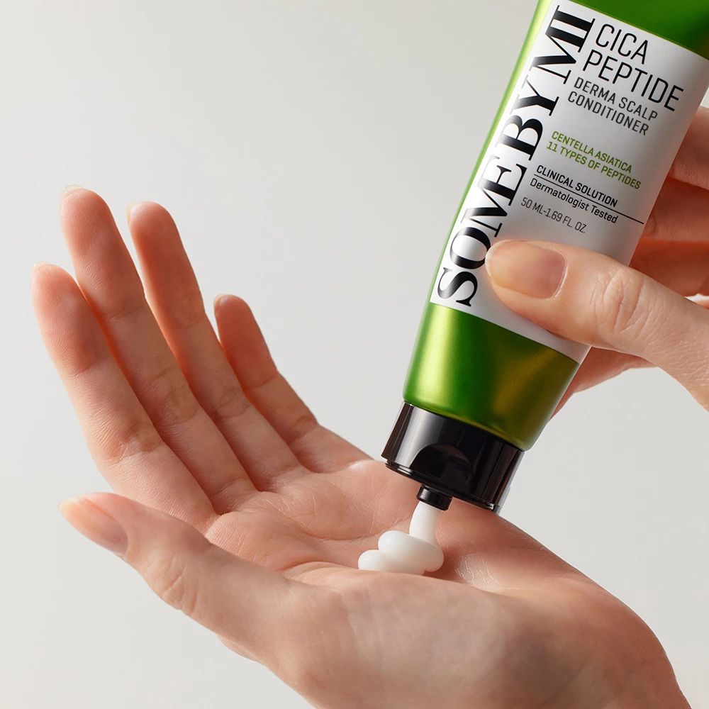 Cica Peptide Derma Scalp Conditioner wird auf eine Hand aufgetragen.