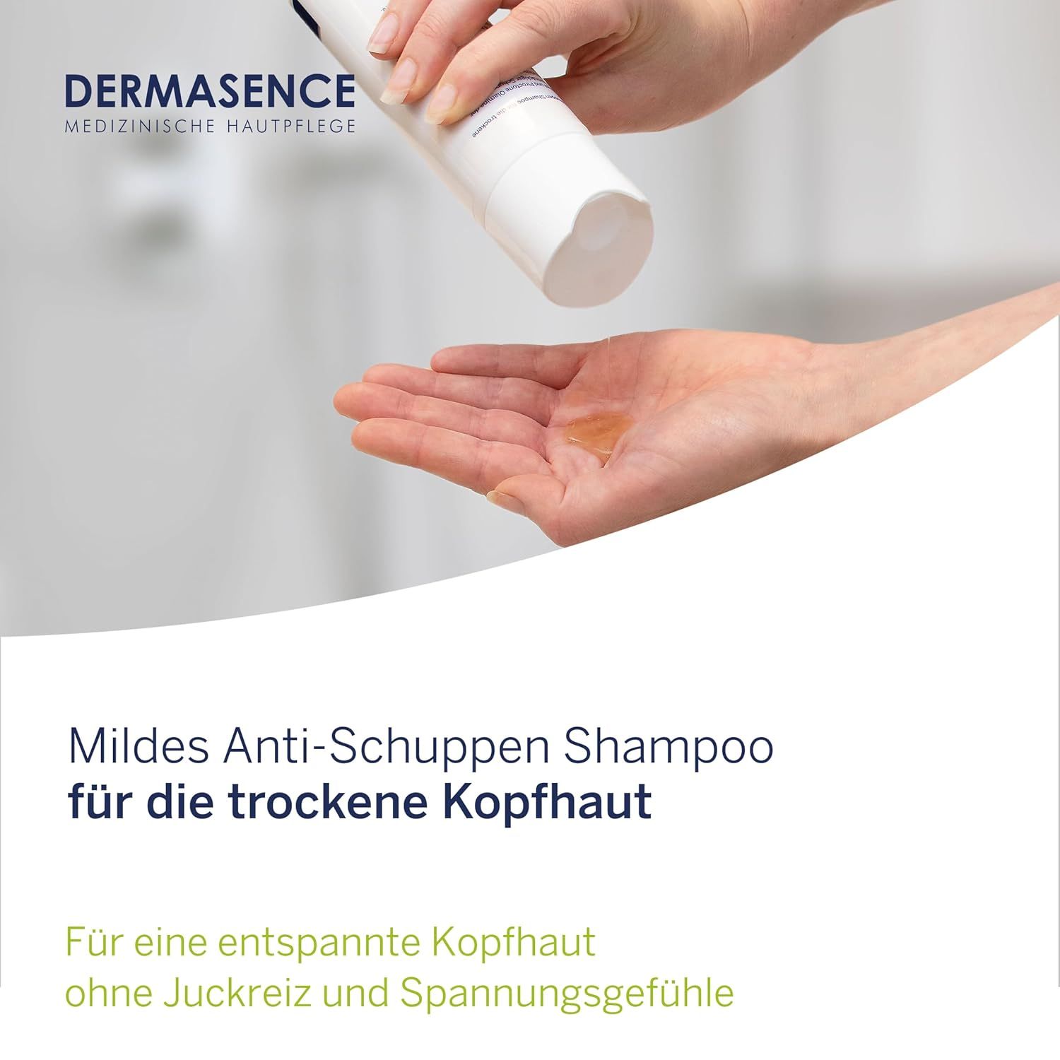 Weißes Shampoo wird in eine Hand gegossen. Text: DERMASENCE. Aufschrift: Mildes Anti-Schuppen Shampoo.