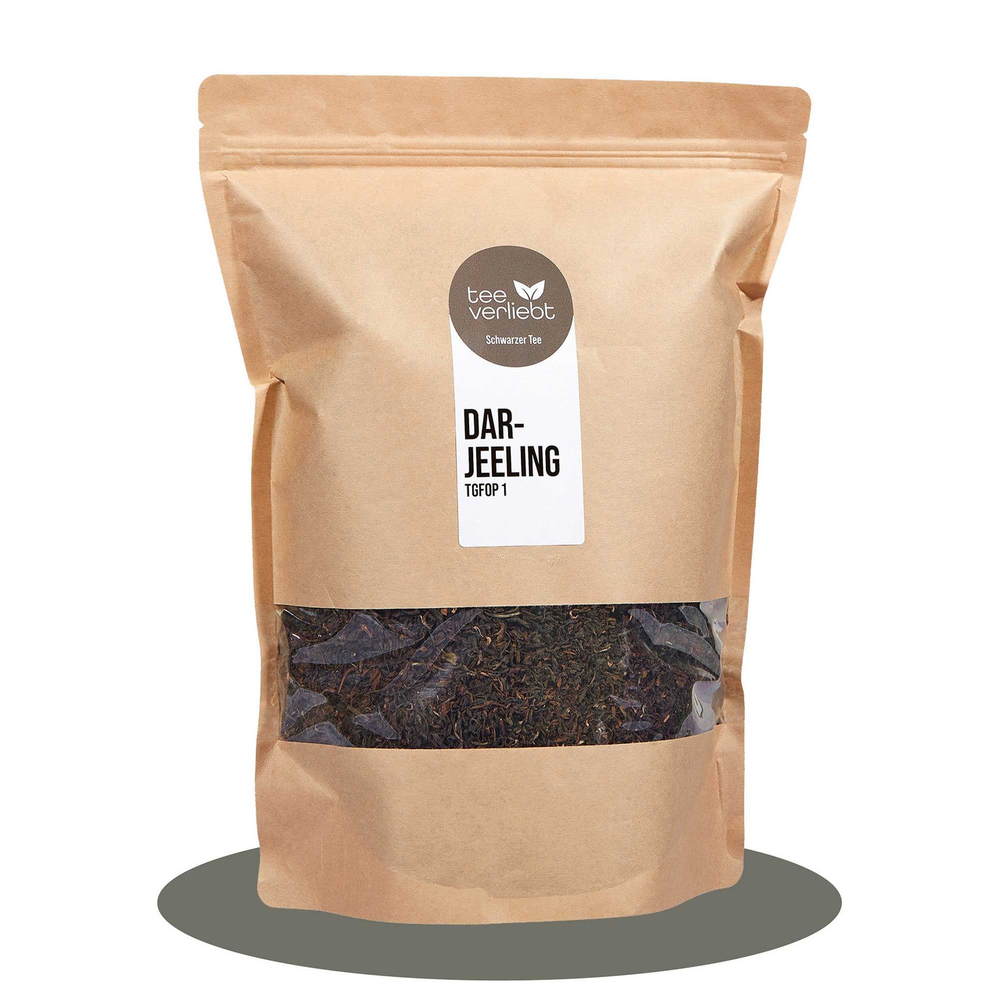 Beutel mit losem Tee. Sichtfenster zeigt Inhalt. Aufkleber mit "tee verliebt" und "Darjeeling".