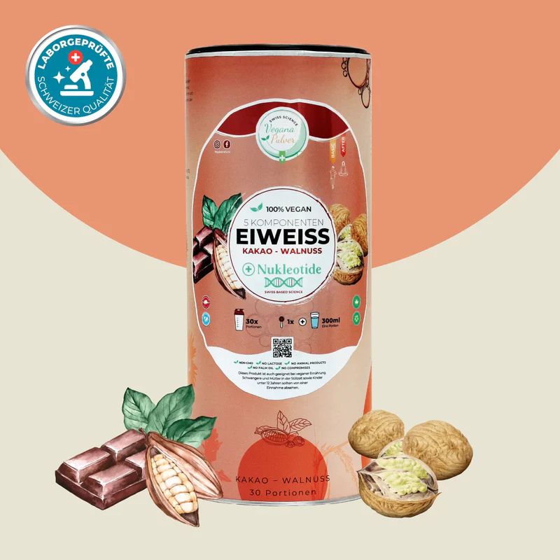 Zylindrische Dose mit Etikett. Text: 100% vegan, 5 Komponenten Eiweiß, Kakao-Walnuss, Nukleotide. Logo: Vegana Natura. Mit Schokolade und Walnüssen.