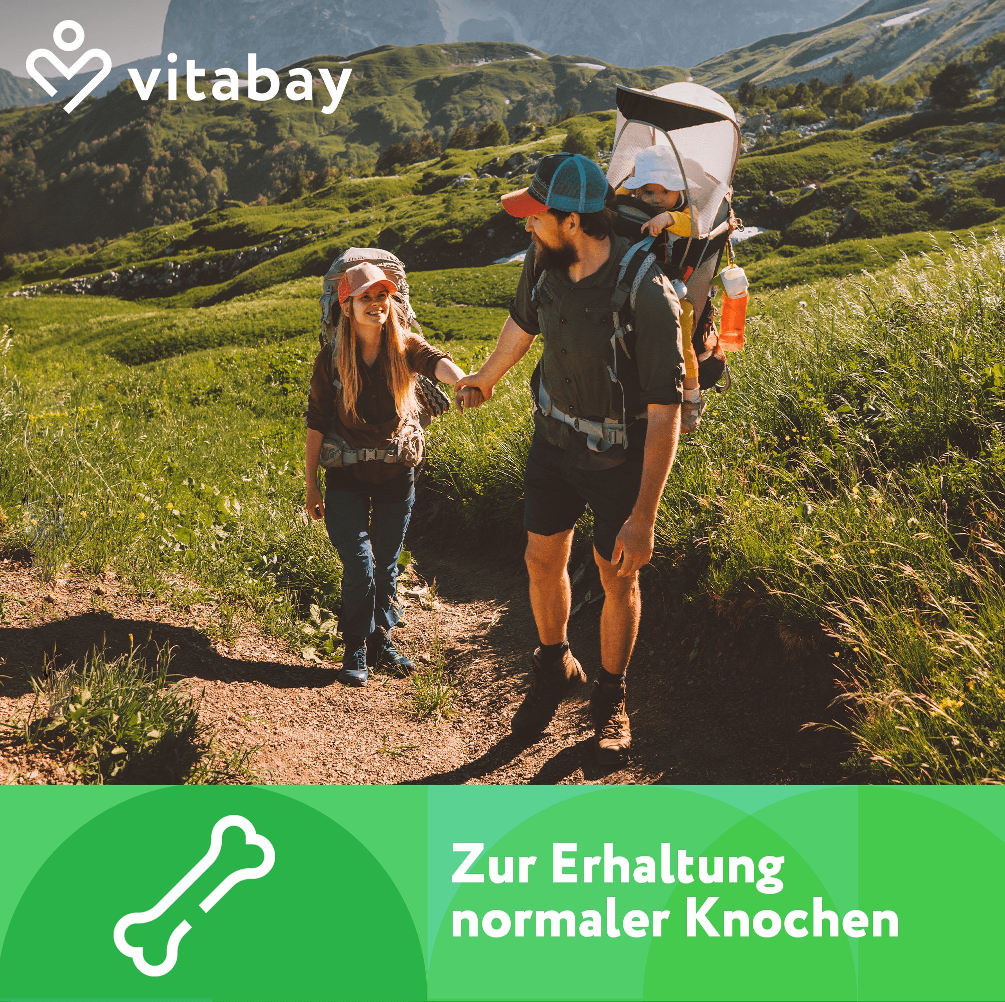 Familie wandert. Eltern halten Hände, Kind im Tragesitz. Text: Zur Erhaltung normaler Knochen. Grüner Hintergrund.