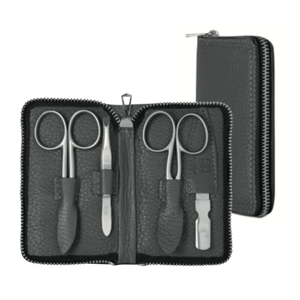 Graues, offenes Etui mit Maniküre-Set. Enthält Schere, Pinzette und Nagelfeile. Geschlossenes Etui daneben.