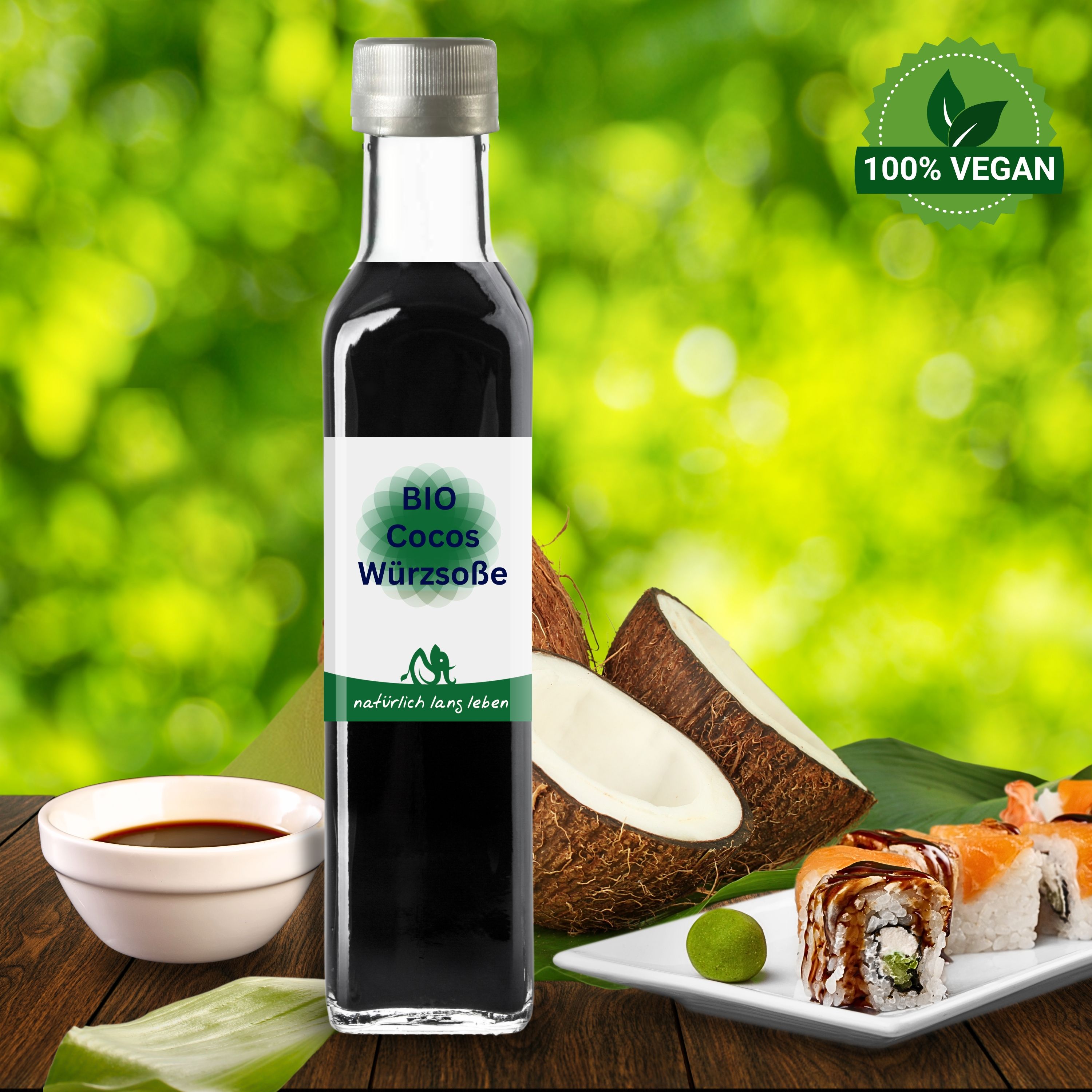 Flasche "BIO Cocos Würzsoße" neben Kokosnuss, Sushi und Schale mit Soße. Hintergrund: Grün.