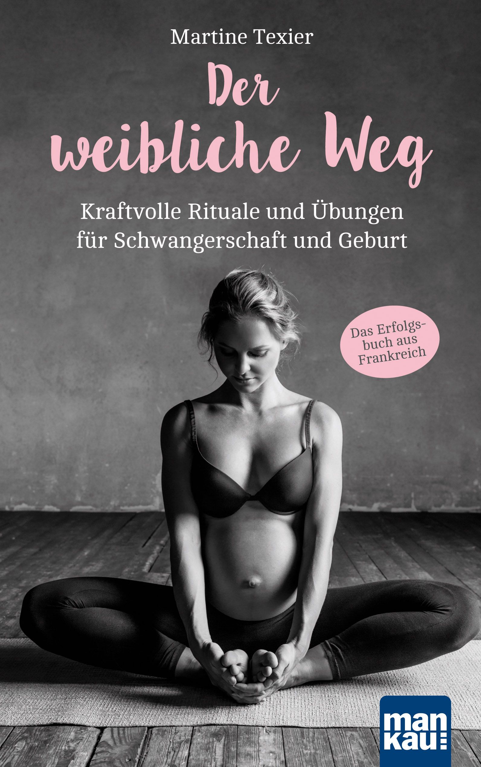 Buchcover: "Der weibliche Weg". Titel in Rosa. Untertitel: Kraftvolle Rituale und Übungen für Schwangerschaft und Geburt. Frau sitzt im Schneidersitz.
