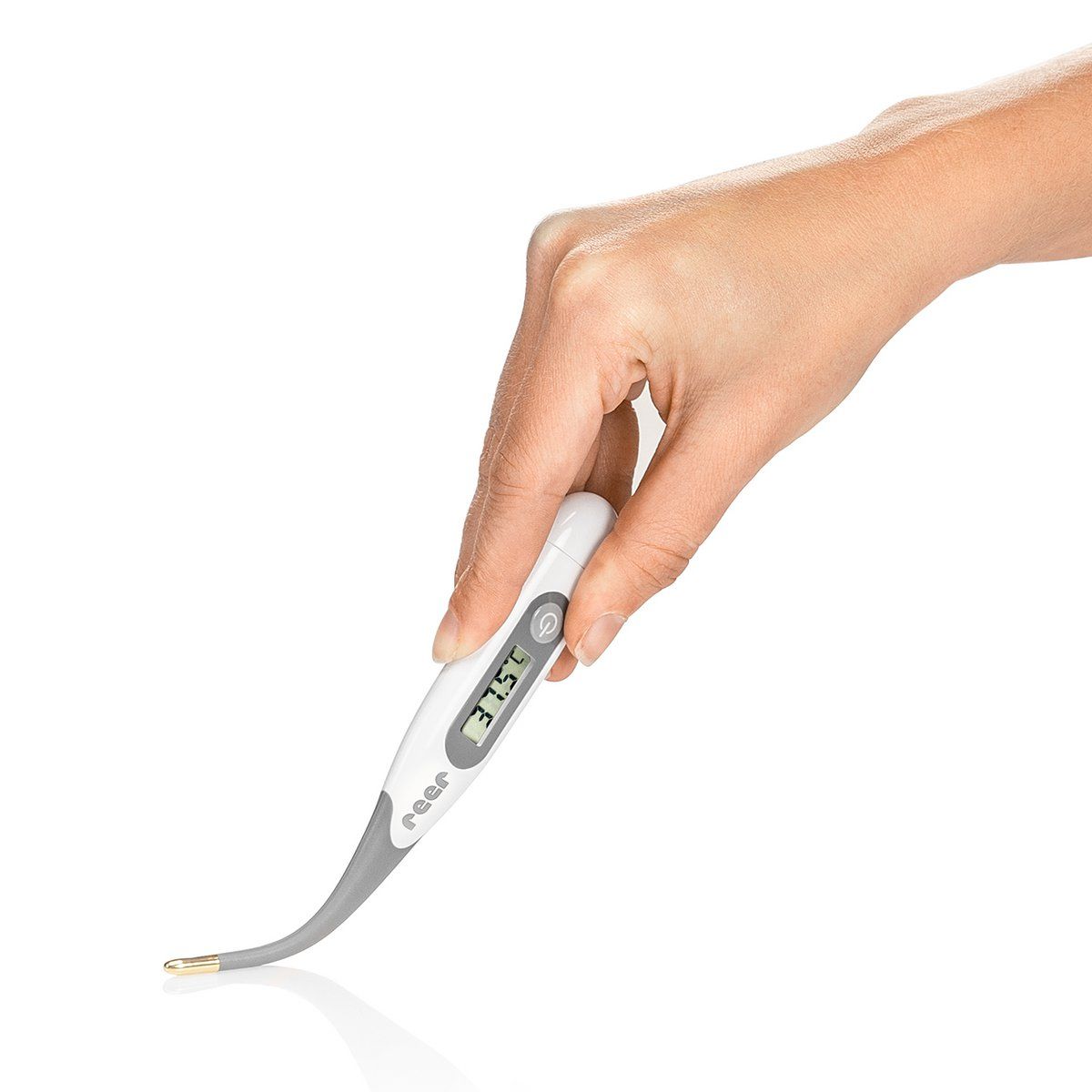 Hand hält digitales Thermometer. Zeigt 37,5°C an. Weißes Gehäuse, grauer Griff. Marke: reer.