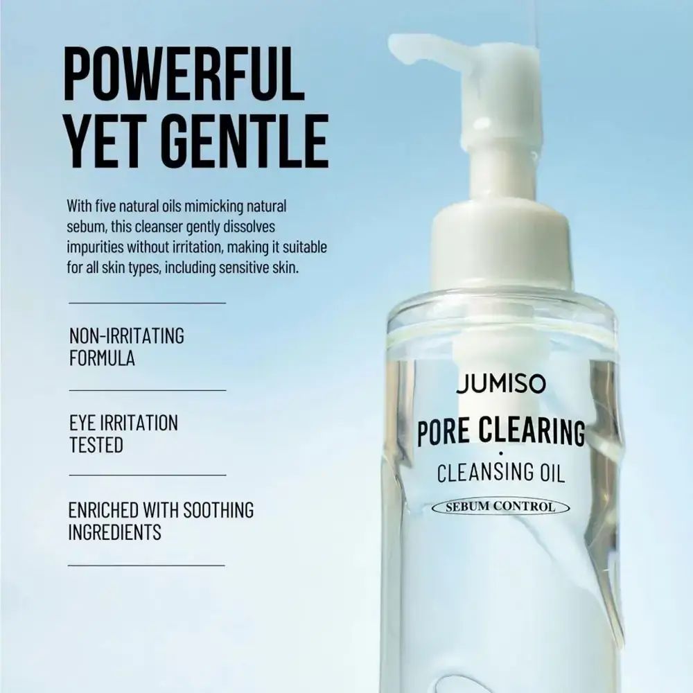 Klarflasche mit Pumpe. Aufschrift: JUMISO PORE CLEARING CLEANSING OIL. Serum Control. Text: POWERFUL YET GENTLE.