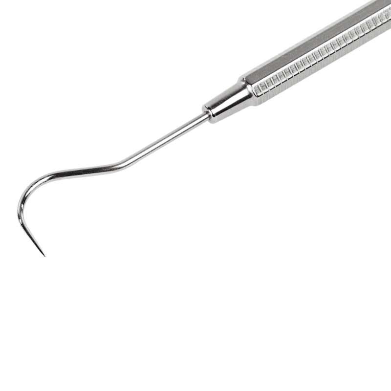 Detailaufnahme einer Sonde mit gebogener, feiner Spitze. Metall, geriffeltem Griff.