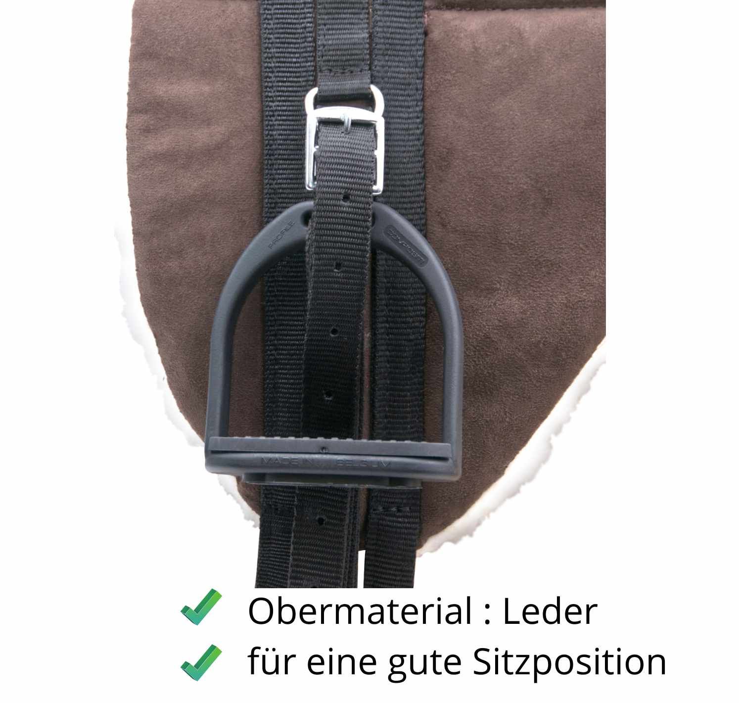 Nahaufnahme eines braunen Reitkissens mit Steigbügeln und Gurten. Obermaterial Leder.