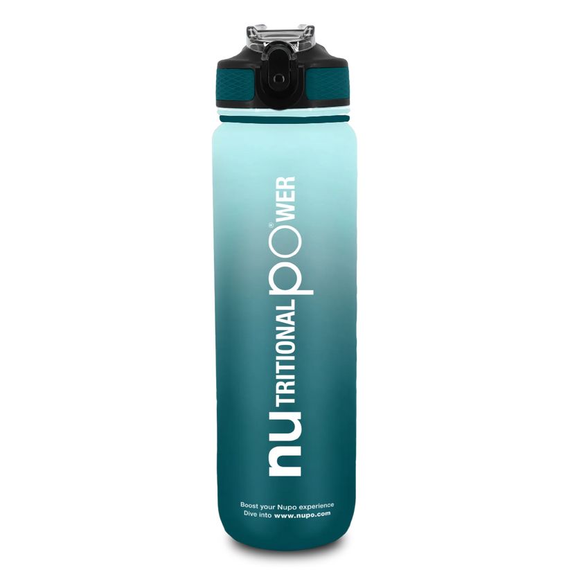 Karibisch blaue Trinkflasche mit schwarzem Deckel. Farbverlauf von hellblau nach dunkelblau. Schriftzug "nu TRITIONAL POWER".