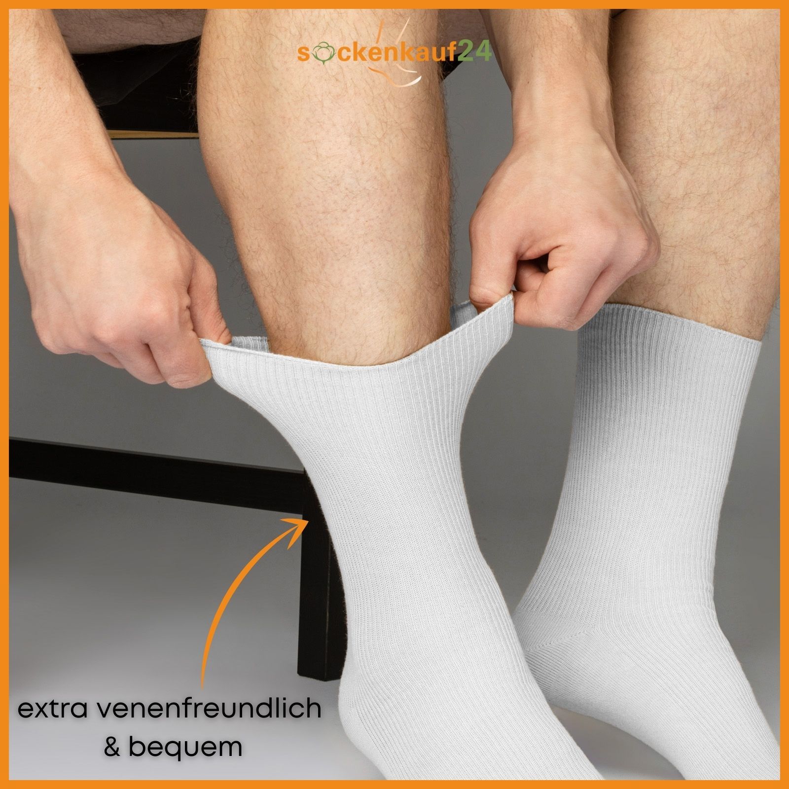Weiße Socken werden gedehnt. Extra venenfreundlich und bequem. Text: sockenkauf24.