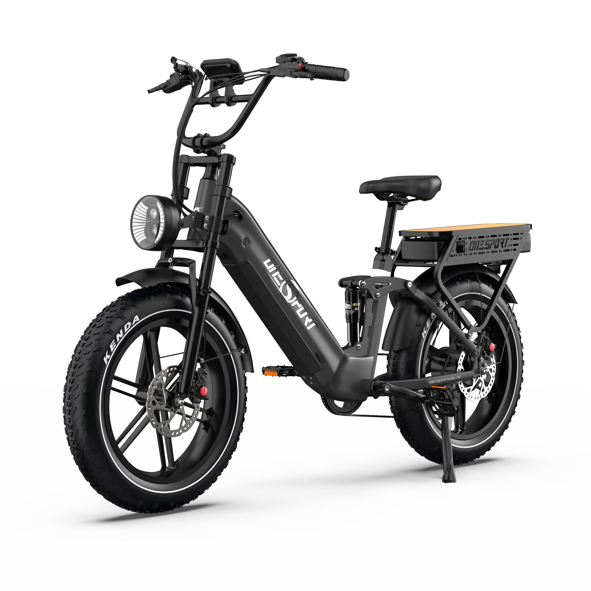 Schwarzes E-Bike, Seitenansicht. Breitreifen, Frontscheinwerfer, Gepäckträger. Auf dem Rahmen steht "UEOFURI".