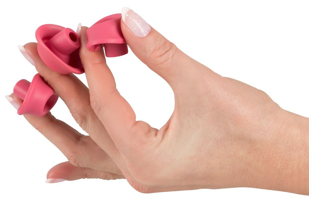 Hand hält drei rosa Ersatzköpfe. Zwei Köpfe werden gehalten, einer liegt daneben. Rosa Silikon, abgerundete Form.