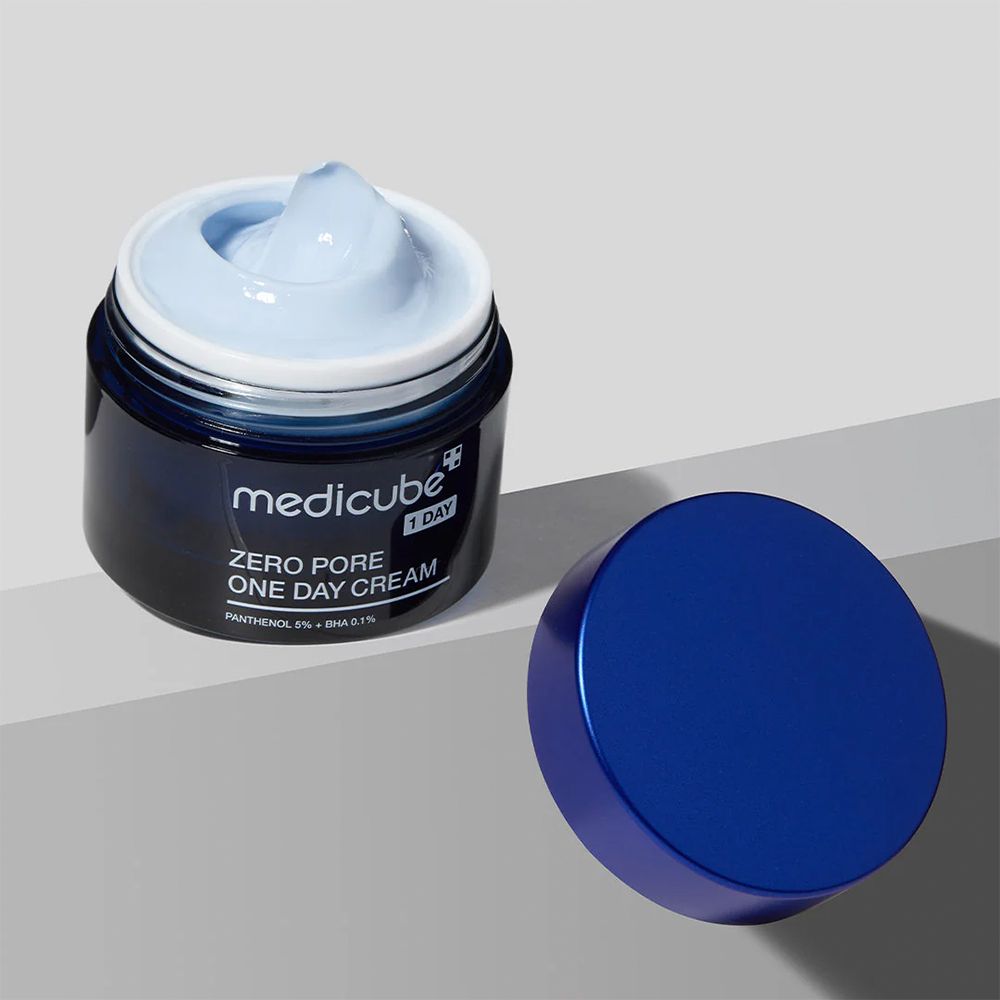 Offener Medicube Zero Pore One Day Cream Tiegel mit blauer Creme. Blauer Deckel daneben.