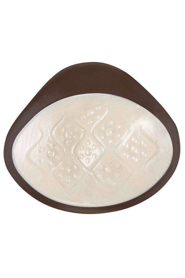 Brustprothese, braun mit weißer Innenseite. Oberfläche mit geprägtem Muster. Marke Amoena.