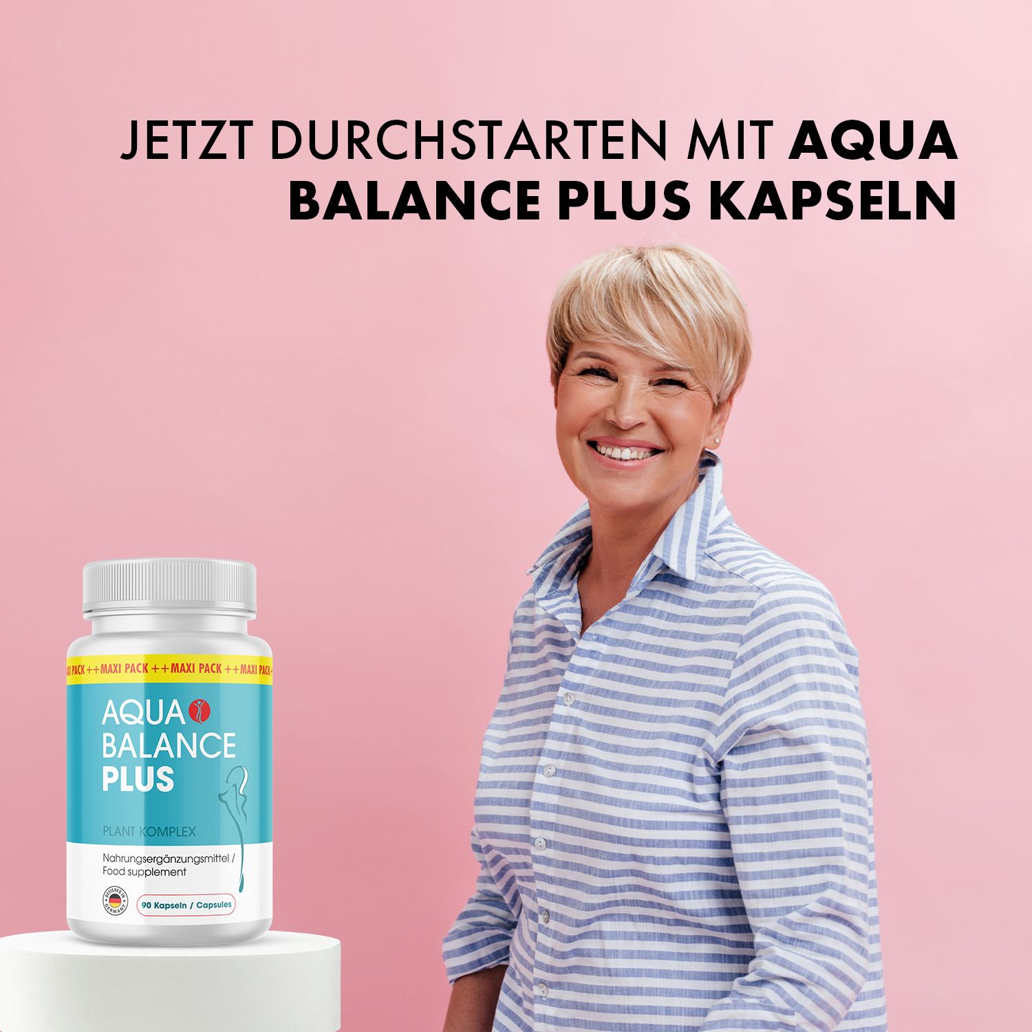 Frau lächelt neben Aqua Balance Plus Flasche auf Podest. Text: Jetzt durchstarten mit Aqua Balance Plus Kapseln.