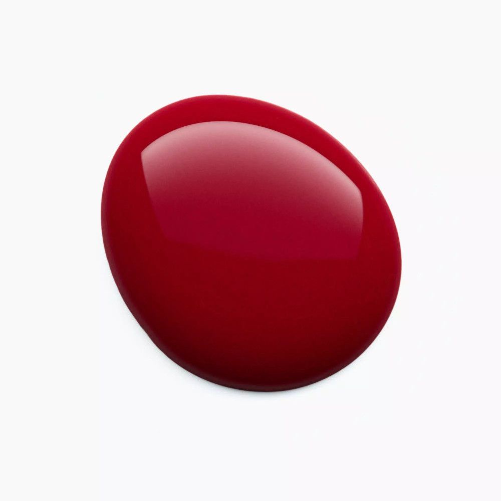 Roter Nagellack-Tropfen auf weißem Hintergrund. Glänzende Oberfläche.