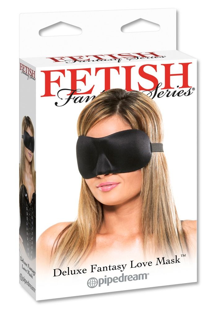 Schwarze Augenmaske auf einer Frau. Produktverpackung mit Logo und Produktnamen. Text: Deluxe Fantasy Love Mask.