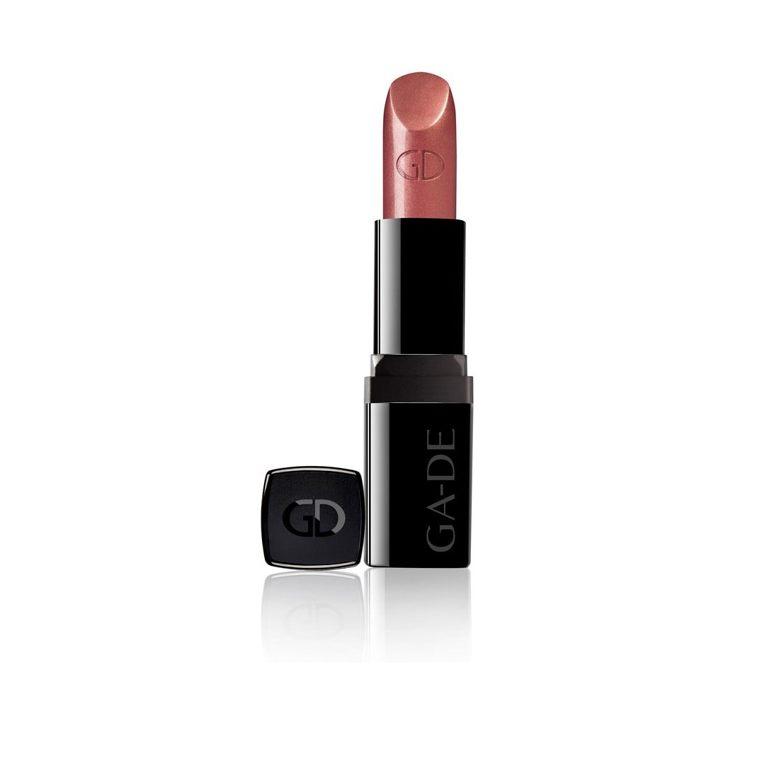 Lippenstift mit rosafarbenem Stift. Schwarze Hülse mit Schriftzug GA-DE. Deckel daneben. GD-Logo auf dem Lippenstift und Deckel.