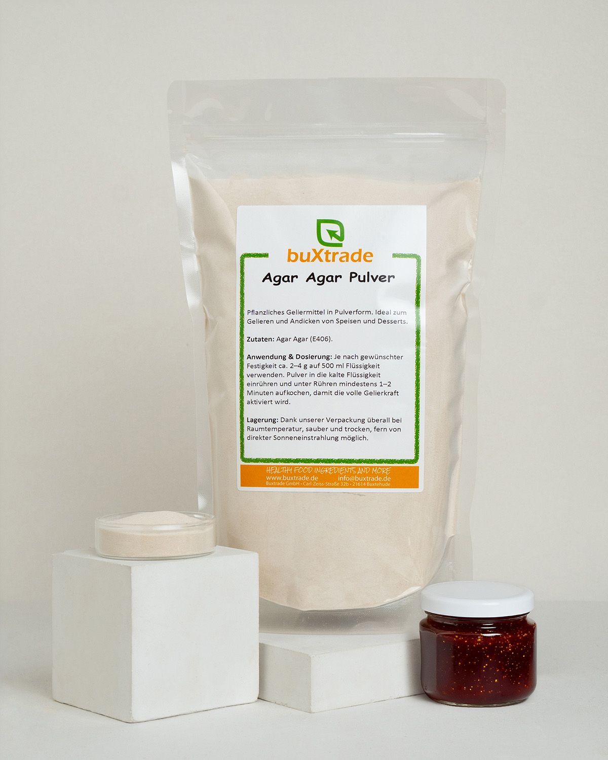 Buxtrade Agar Agar Pulver in einem Beutel, daneben eine Schale Pulver und ein Glas Marmelade.