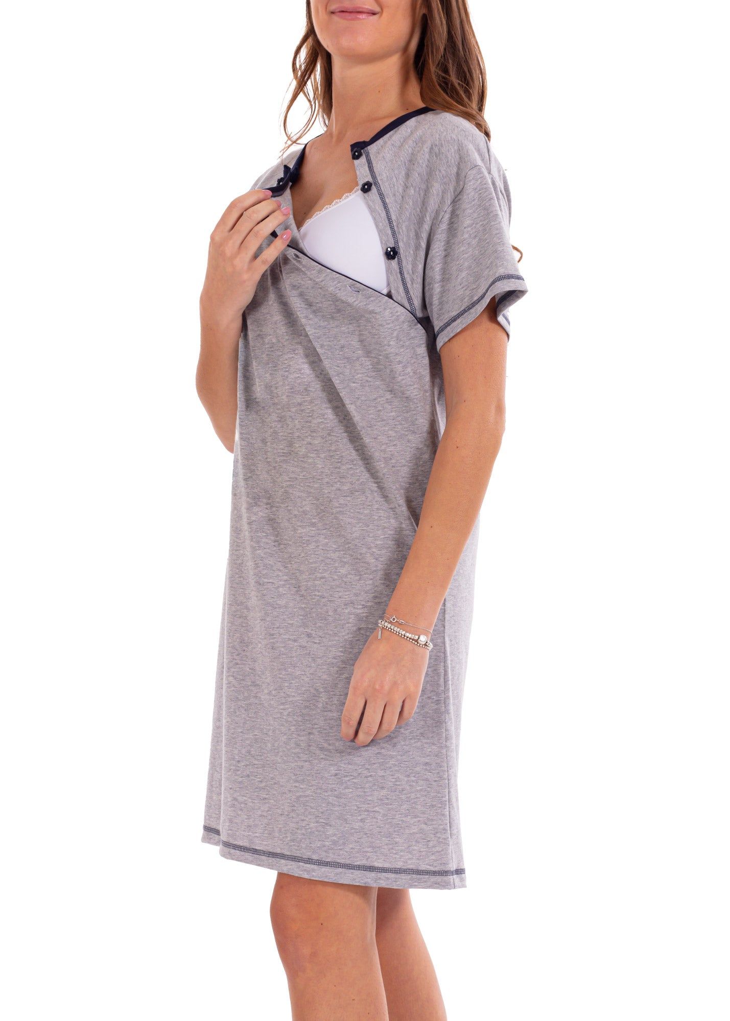 Graues Nachthemd aus Baumwolle mit doppelter Öffnung. Kurze Ärmel, dunkelblaue Details. Seitenansicht.