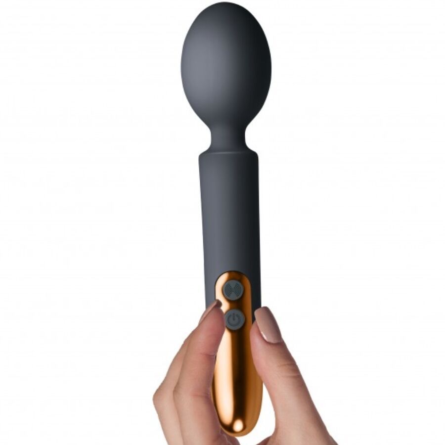 Grauer Vibrator mit goldfarbenem Griff. Eine Hand hält das Gerät. Zwei Knöpfe sind sichtbar.