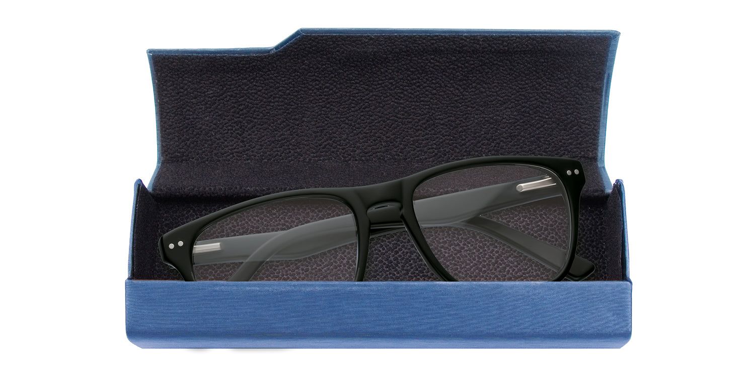 Geöffnetes blaues Hartschalenetui. Schwarze Brille im Inneren. Dunkelblaues Innenfutter.