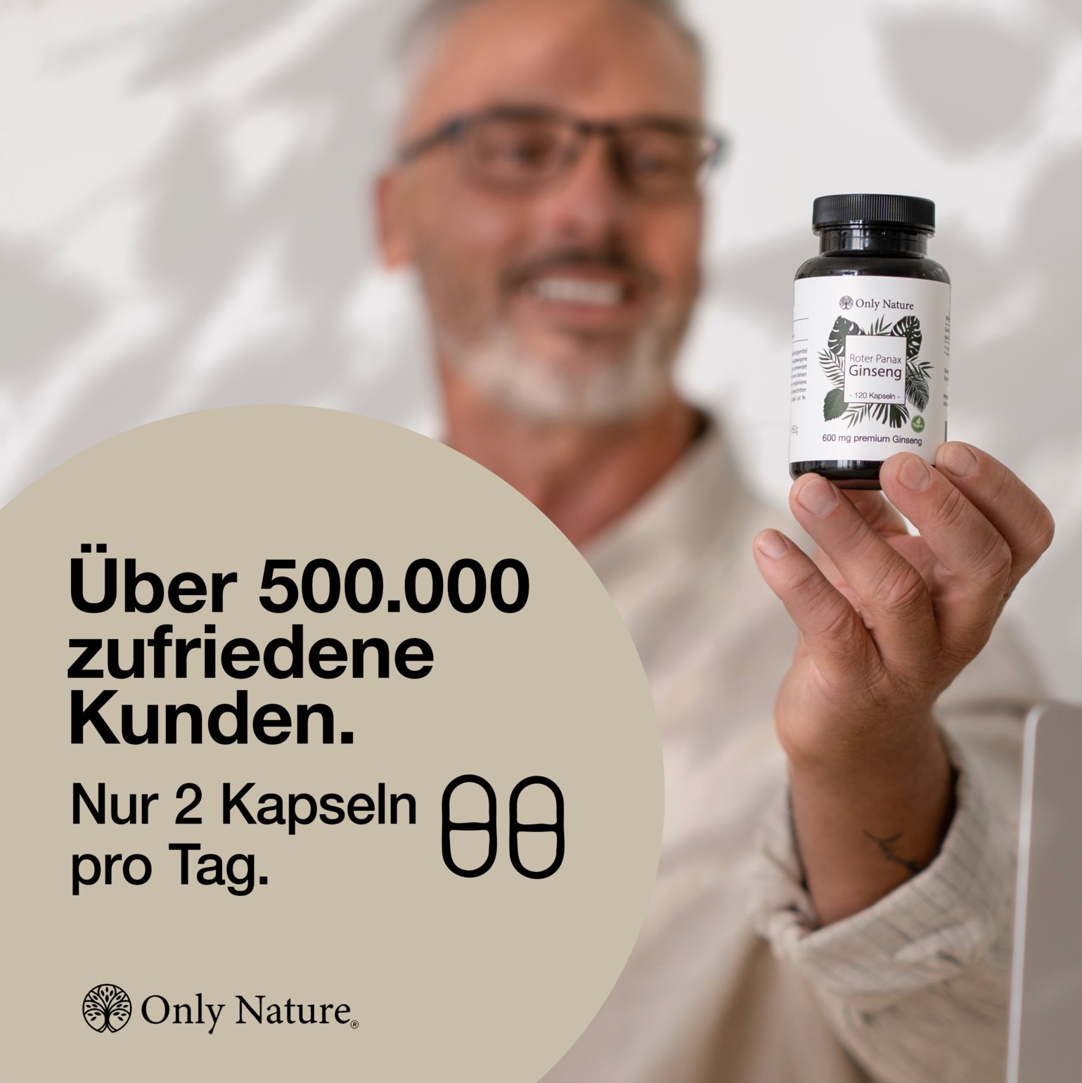 Mann hält Flasche Only Nature Ginseng Kapseln. Text: Über 500.000 zufriedene Kunden. Nur 2 Kapseln pro Tag. Only Nature Logo.